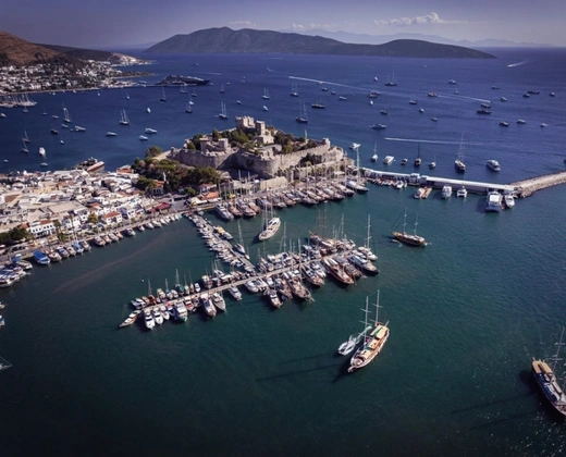 İzmir Havalimanı transferiyle ulaşılan Bodrum Kalesi ve marina bölgesinin havadan görünümü